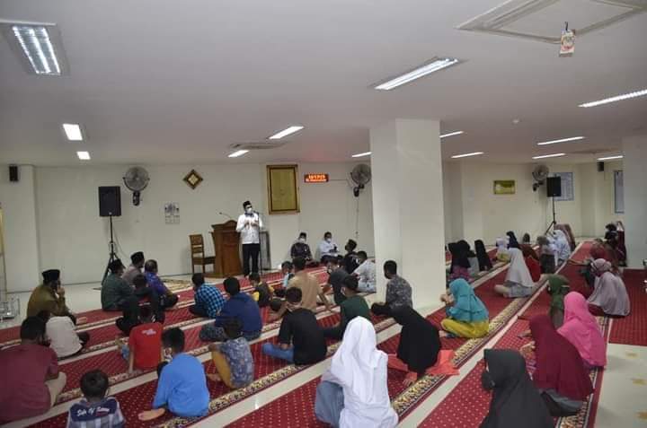 Gambar sampul Matri Afrinal, “Bilal” Bersuara Merdu di Masjid Balaikota Padang