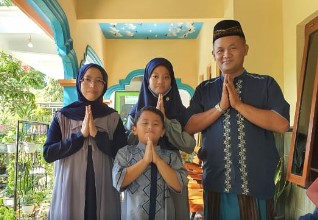 Gambar sampul DUA PULUH SATU TAHUN  SABAR BERPROSES DARI GURU TIDAK TETAP MENJADI GURU PPPK