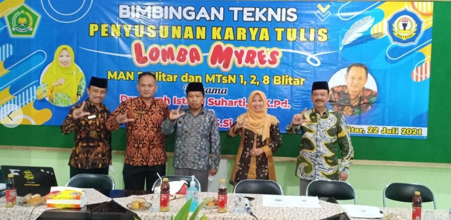 Gambar sampul DARAHMU DARAHKU MEMBENTUK GENERASI MILLENIAL  MTSN 11 BLITAR YANG BERKARAKTER MULIA