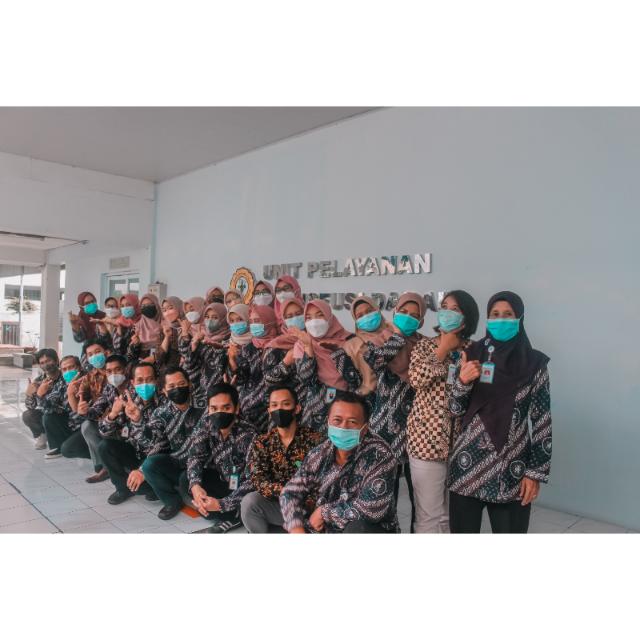 Gambar sampul Bekerja Dengan Hati Sembari Mengejar Mimpi