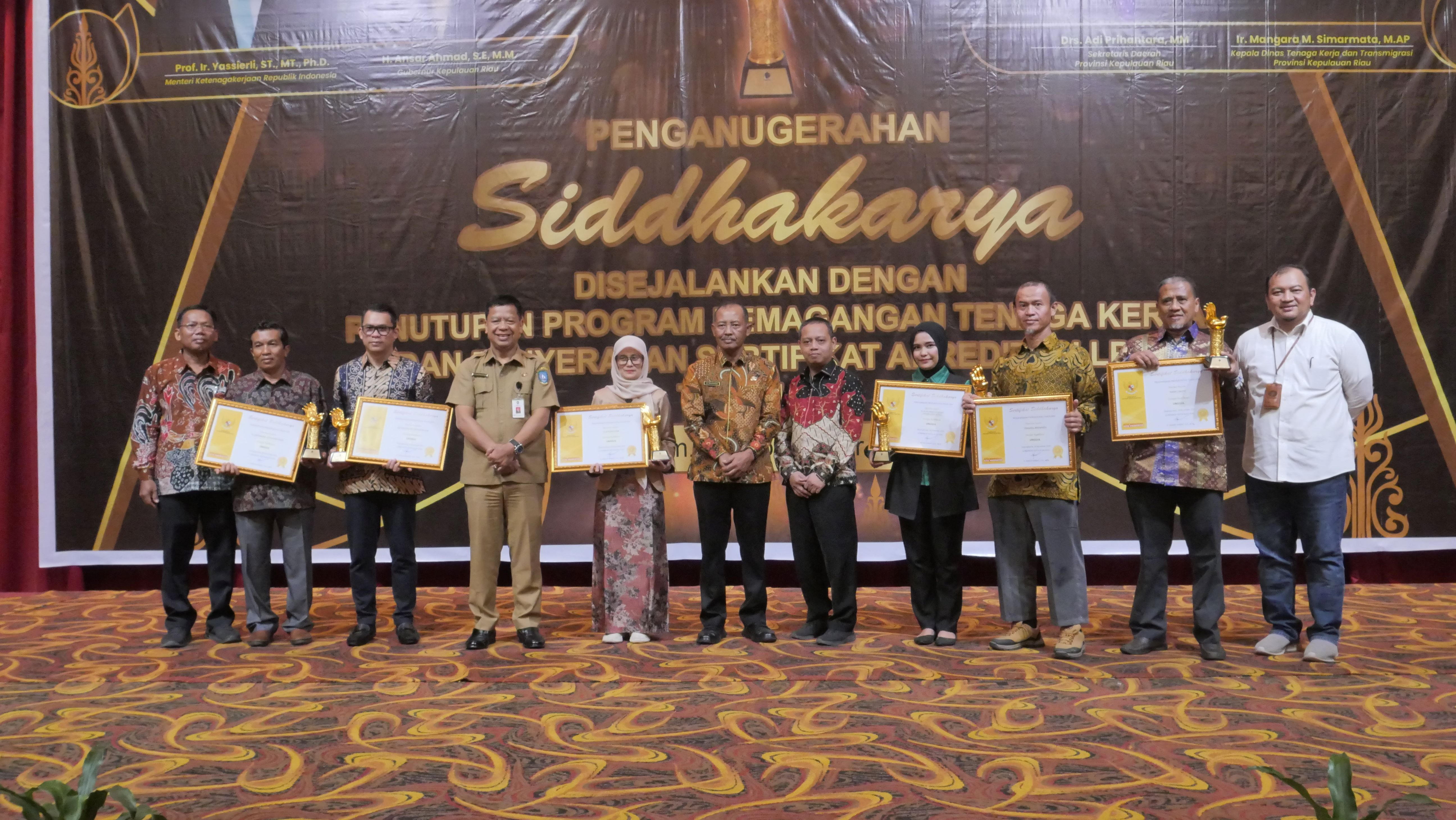 Gambar sampul Penghargaan Siddhakarya 2024 : Membangun Kepri yang Lebih Produktif