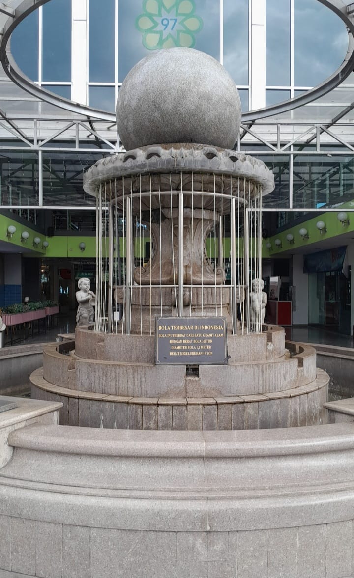 Gambar sampul Rehat Seru di Rest Area KM 97, Menemukan Bola Raksasa di Jantung Tol Cipularang