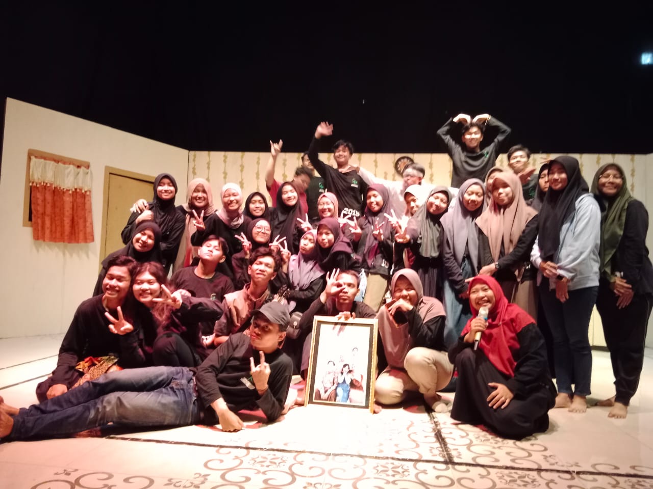 Gambar sampul Menemukan Mereka di Materi Drama yang Terintegrasi dengan Keteateran