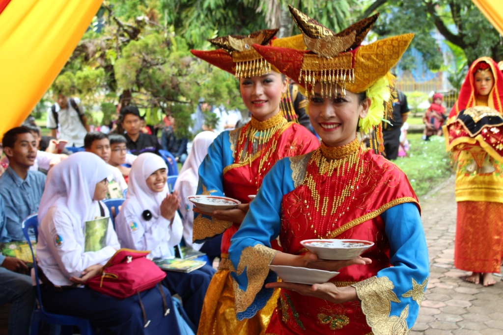 Tari Piring Keindahan Dari Sumatera Barat