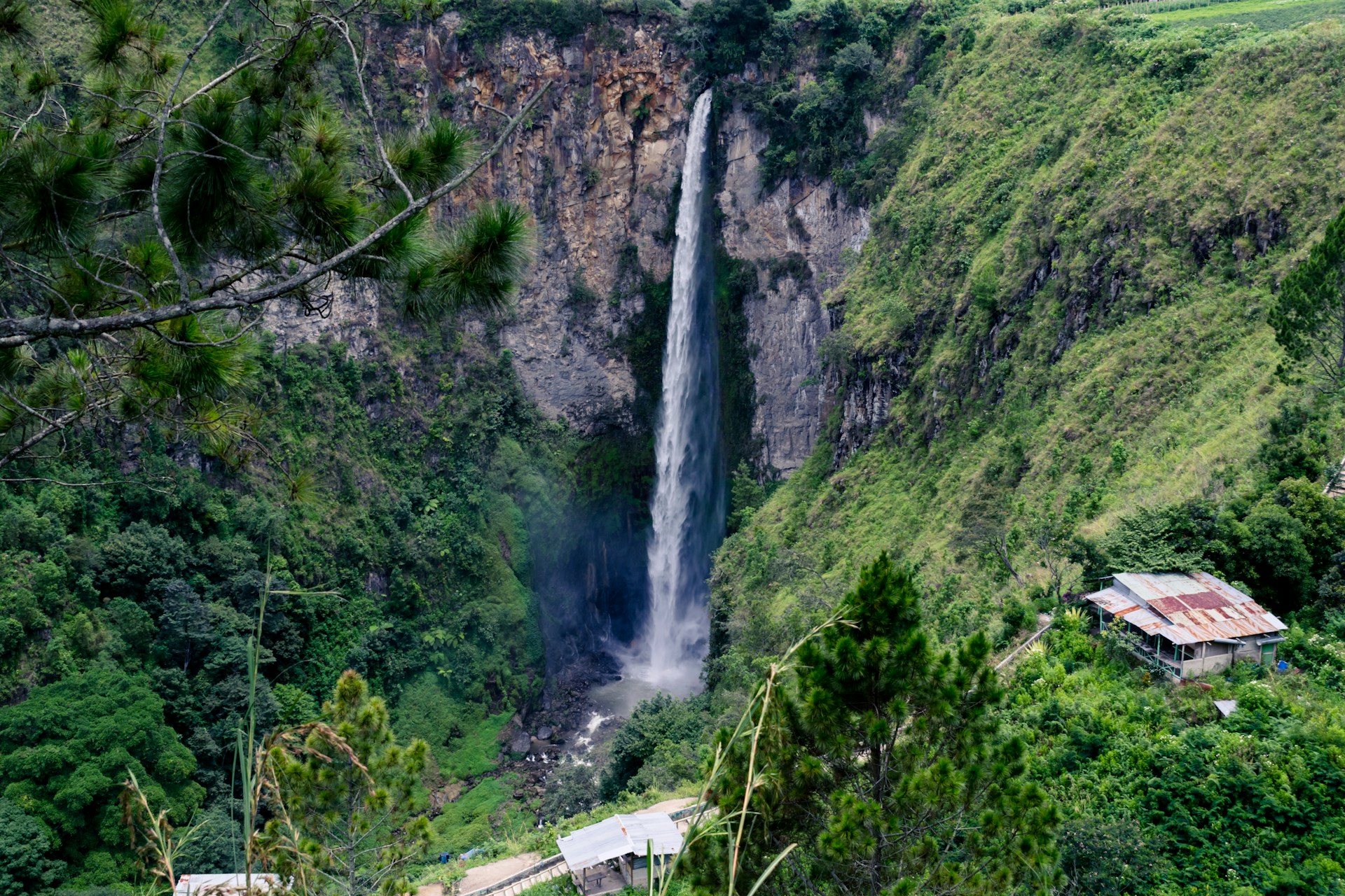 Air Terjun di Sumatra Utara dengan Pemandangan Luar Biasa Air Terjun di Sumatra Utara dengan Pemandangan Luar Biasa