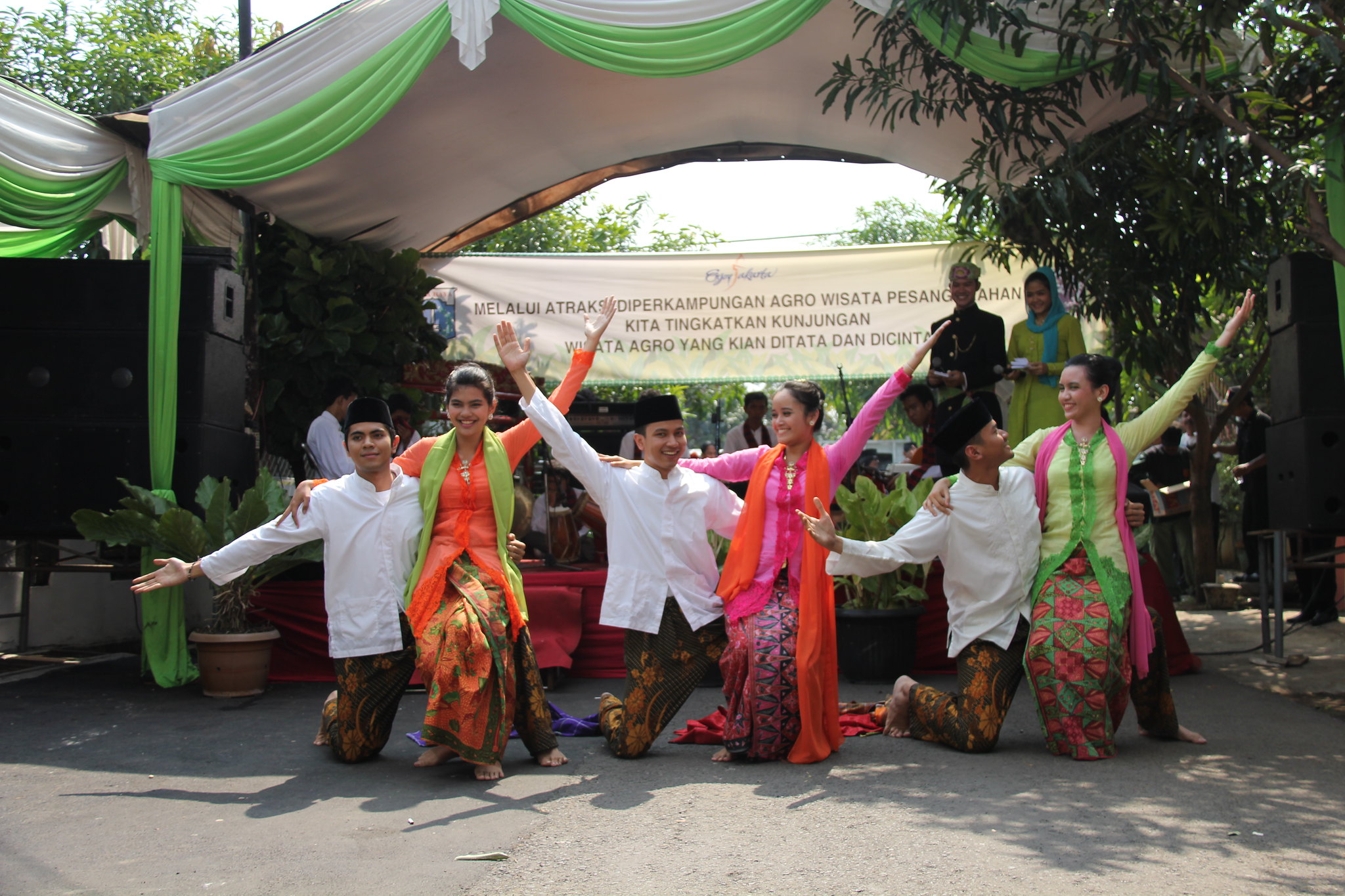Mengenal Tradisi Nyambat Orang Betawi, Bukan Ajang Mengeluh tetapi ...